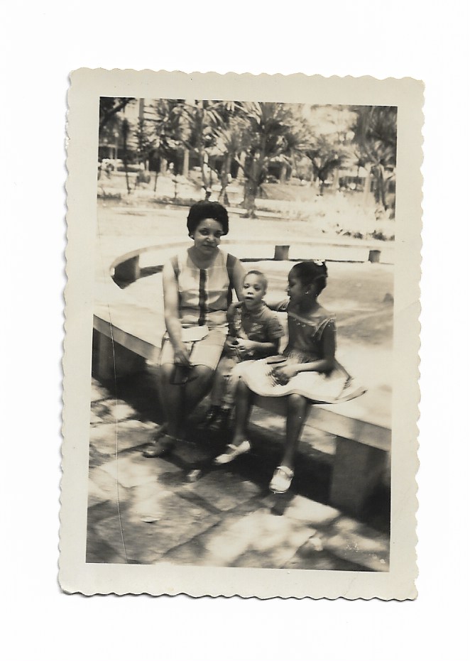 Eu era muito pequeno na época e só sei que estávamos em algum lugar no Rio de Janeiro dos anos 60.